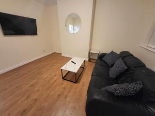 Modern 3-Bed House With Private Parking - 9
