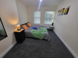 Modern 3-Bed House With Private Parking - 8