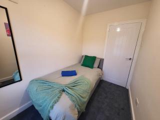 Modern 3-Bed House With Private Parking - 7