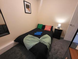 Modern 3-Bed House With Private Parking - 4