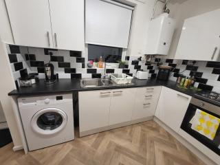 Modern 3-Bed House With Private Parking - 3