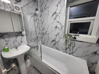 Modern 3-Bed House With Private Parking - 1