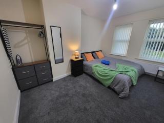 Modern 3-Bed House With Private Parking - 0
