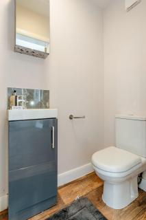 Spacious 3BR House in Blackburn, Garden, Free WiFi & 4-Car Parking - Blackburn - 4