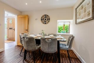 Spacious 3BR House in Blackburn, Garden, Free WiFi & 4-Car Parking - Blackburn - 9