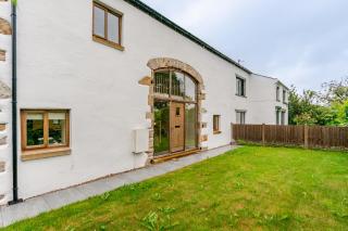 Spacious 3BR House in Blackburn, Garden, Free WiFi & 4-Car Parking - 9