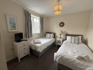 Seaside Cottage, The Bay, 2 bedrooms, patio, parking nearby, 2 dogs welcome - 1