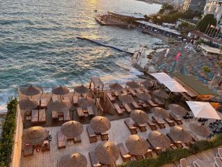 Golden Residence 101- Beachfront&Swimming Pool Ap - 0