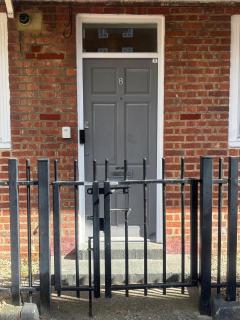 Spacious 5-Bed Home near Stockwell Tube Station - 8
