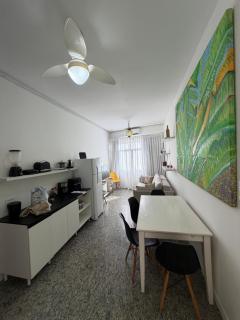 Espaçoso e iluminado, 1 quadra da praia, ar condicionado - 1