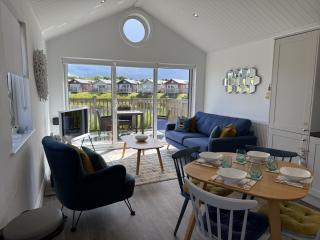 The Lake House, The Bay Filey, sleeps 4 in 2 double rooms with ensuites, 1 dog welcome - 7