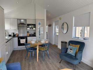 The Lake House, The Bay Filey, sleeps 4 in 2 double rooms with ensuites, 1 dog welcome - 4