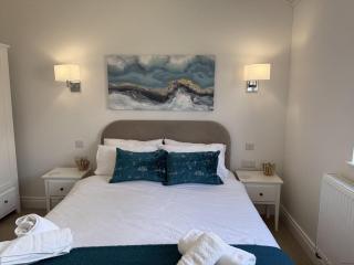 The Lake House, The Bay Filey, sleeps 4 in 2 double rooms with ensuites, 1 dog welcome - 1