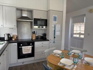 The Lake House, The Bay Filey, sleeps 4 in 2 double rooms with ensuites, 1 dog welcome - 3