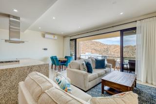 Immaculate Stay with Stunning Views, Balcony, plus on-site Pool & Gym - 6