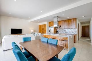 Immaculate Stay with Stunning Views, Balcony, plus on-site Pool & Gym - 1