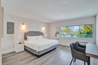 Deluxe King Suite on Ocean Blvd - 1