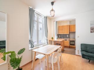 Lively City Getaway for 10 Near Meir - 2