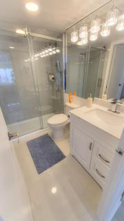 Skyline Retreat at Pantages, Dundas Square Suite, Free Parking - 9