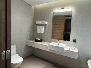 SeaView Apartment with Super-King-bed and Bathtube in Flamingo CatBa Beach Resort - Cat Ba - 8