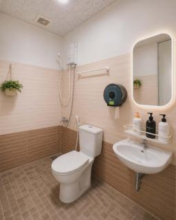 Kate's House - Spacious Apt 2BR 2Bath - Balcony & Quiet - 5' to beach - 6