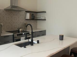 Modern 1bd Luxury Escape featuring Gourmet Kitchen and Spa Retreat bathroom tub - 1
