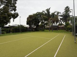Resort living 3kms from the city, Tennis Court, Pool, Large Garden - 9