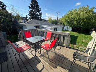 Executive family Relax House New AC 4Bed rooms 4Queen Beds plus Kids play rooms Large Deck Private Backyard 19 minutes YYC Walk to C Train Free BANFF PARK PASS - 9