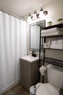 2 Stylish Units +Game Room Near Airport & Downtown - 3
