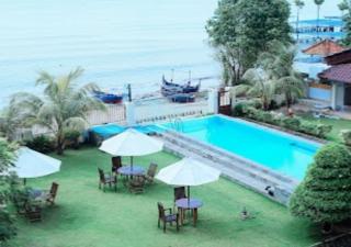 Cozzy Seaview Beach Resort - 1