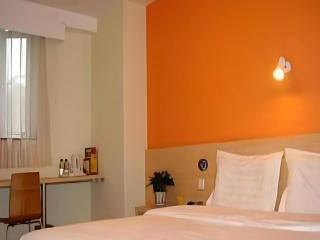 7 Days Inn Luzhou Commercial Pedestrian Street Center - 2