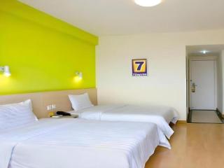 7 Days Inn Luzhou Commercial Pedestrian Street Center - 1