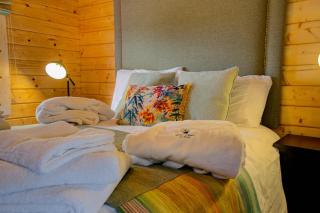 Rae's Cabin, Log Cabin with Hot Tub & Covered Deck, Carrigart - 9