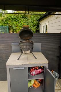 Rae's Cabin, Log Cabin with Hot Tub & Covered Deck, Carrigart - 2