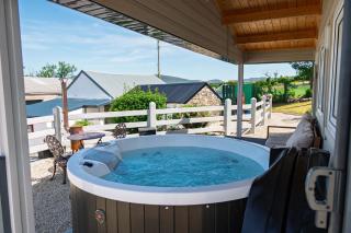 Rae's Cabin, Log Cabin with Hot Tub & Covered Deck, Carrigart - 5