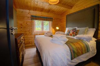 Rae's Cabin, Log Cabin with Hot Tub & Covered Deck, Carrigart - 6