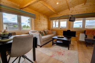 Rae's Cabin, Log Cabin with Hot Tub & Covered Deck, Carrigart - 4