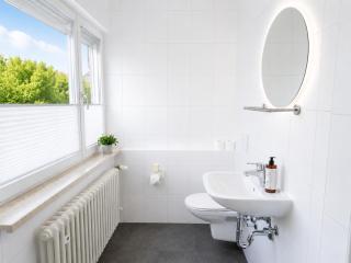 Pension Rent2Stay mit Einzel- oder Doppelzimmer, privatem Bad, Smart-TV, Schnelles WLAN, Parkplatz, Autobahnanschluß - 1