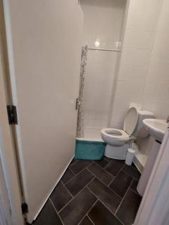 Apartment Sleeps 3 with Wifi - 4