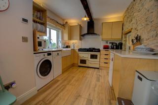 Traditional Cottage with Private Hot Tub in the Heart of Donegal - 2