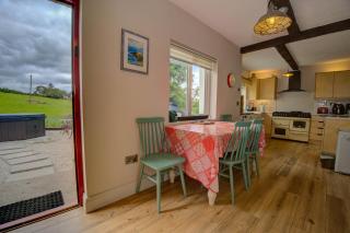 Traditional Cottage with Private Hot Tub in the Heart of Donegal - 3