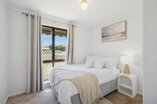 Mandurah Central - Entire 3bdm Home & Parking - 4