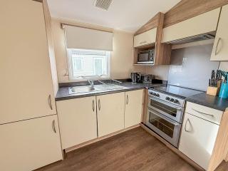 Great Caravan With Central Lounge & Wifi At Broadland Sands, Suffolk Ref 20070Bs - 1