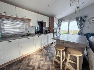 Stunning Lodge With Full Sea Views And Decking At Broadland Sands Ref 20076Cf - 2