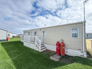 Stunning Caravan With Decking And Free Wi-Fi At Broadland Sands Ref 20074Bs - 8