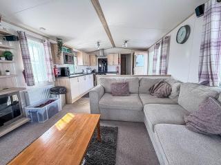 Stunning Caravan With Decking And Free Wi-Fi At Broadland Sands Ref 20074Bs - 4