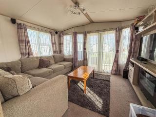Stunning Caravan With Decking And Free Wi-Fi At Broadland Sands Ref 20074Bs - 3
