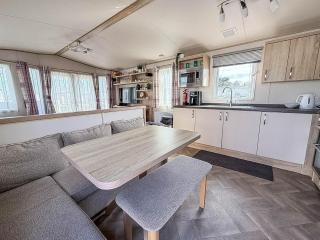 Stunning Caravan With Decking And Free Wi-Fi At Broadland Sands Ref 20074Bs - 1