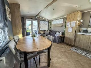 Gorgeous Caravan With Decking In Suffolk Ref 20141Bs - 3