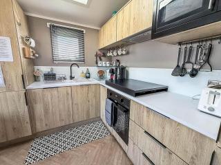 Gorgeous Caravan With Decking In Suffolk Ref 20141Bs - 1